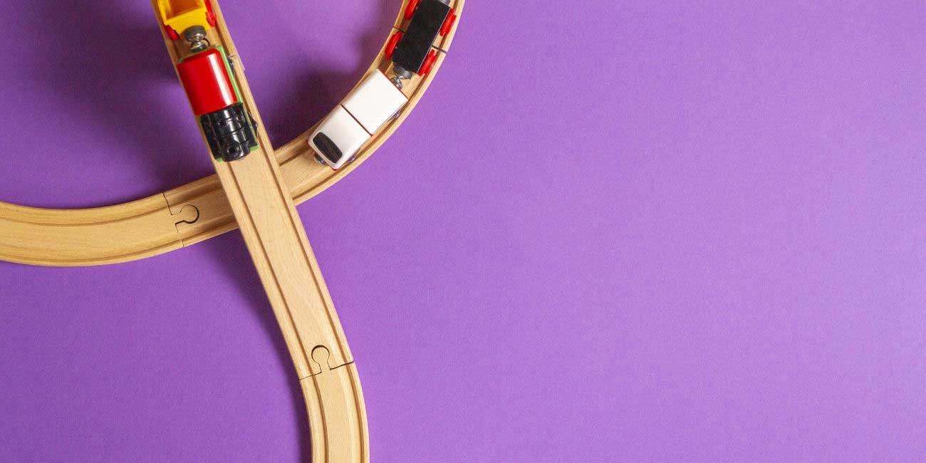 Zug auf Holzeisenbahn wird passend umgeleitet wie Anrufe mit diesen nützlichen Anruf-Routing-Tricks für Unternehmen