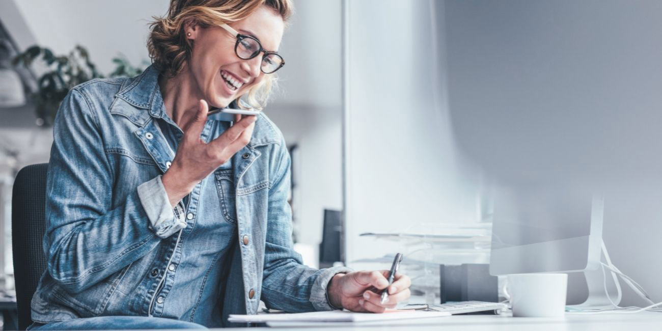 Business Frau telefoniert mit Handy: Was kann ihr Unternehmen im Kundenservice noch besser machen?
