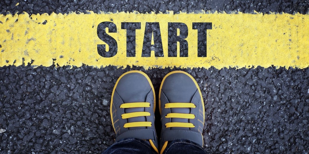 Start-linie und davor stehen zwei Turnschuhe